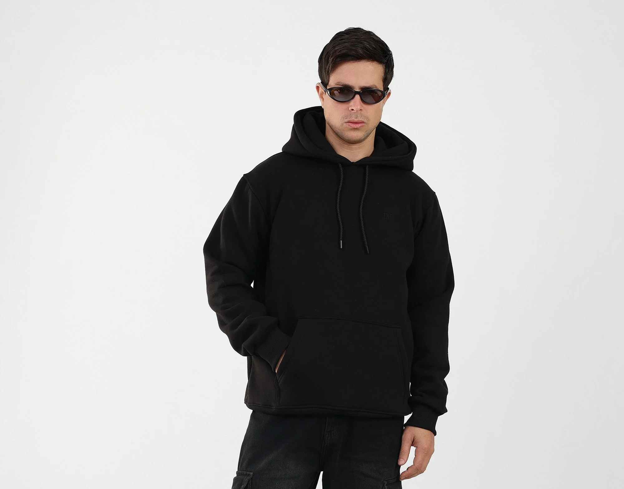 Person trägt einen schwarzen DAVA Hoodie